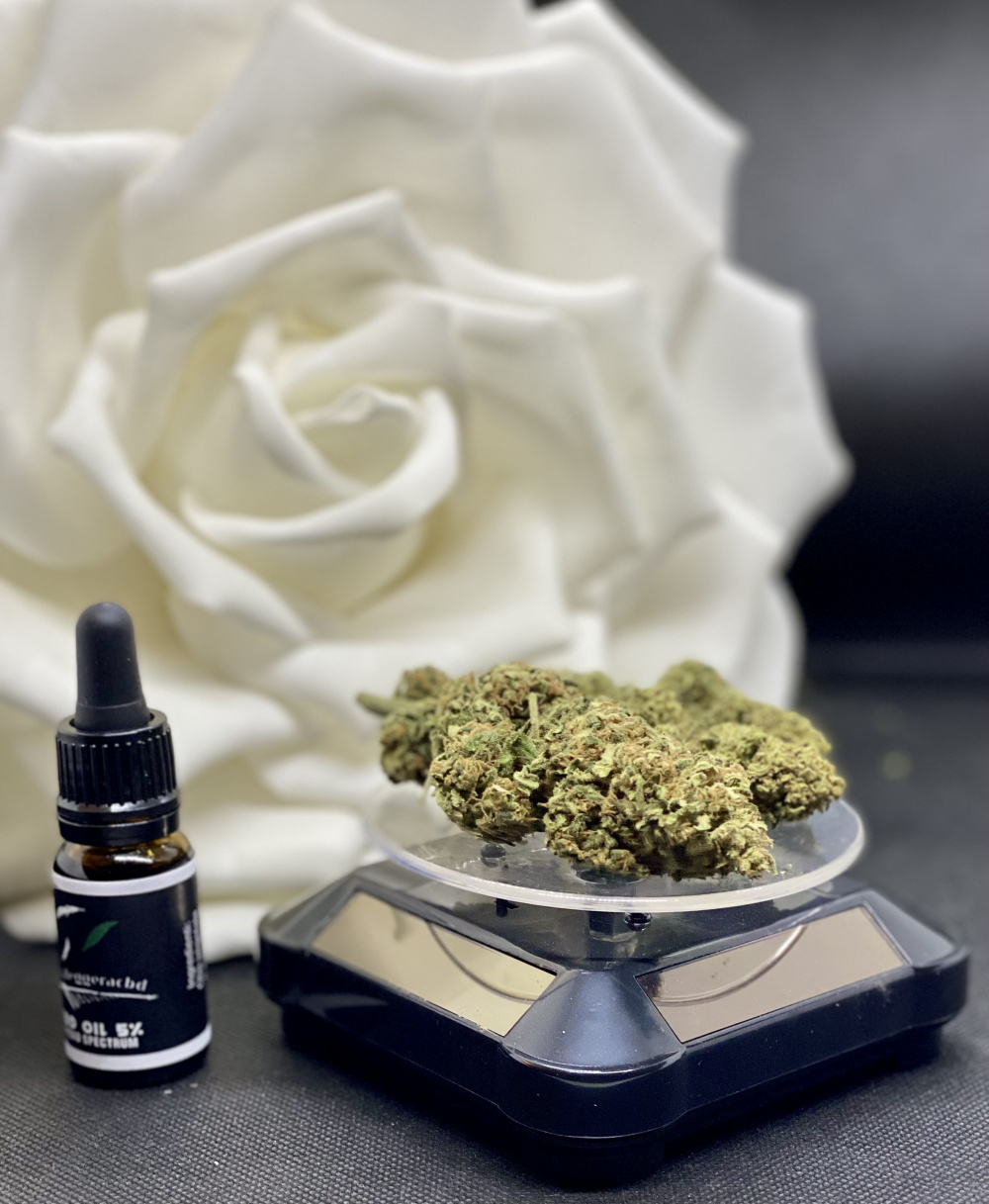 Buds & Cbd Oil & Rose Laleggeracbd cannabis light olio CBD